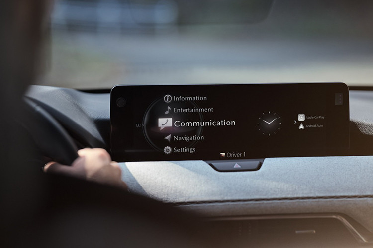 Từ gỗ phong đến da Nappa, CX-60 đều toát lên sự tinh tế và đẳng cấp. Các đặc điểm đáng chú ý khác bên trong xe bao gồm cụm đồng hồ kỹ thuật số, hệ thống thông tin giải trí màn hình rộng 12,3 inch, màn hình HUD lớn gấp 3 lần so với CX-30, cửa sổ trời toàn cảnh và đường chỉ khâu có màu nổi bật trên ghế bọc da.