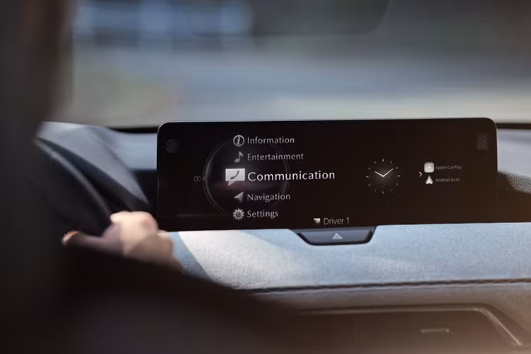 Từ gỗ phong đến da Nappa, CX-60 đều toát lên sự tinh tế và đẳng cấp. Các đặc điểm đáng chú ý khác bên trong xe bao gồm cụm đồng hồ kỹ thuật số, hệ thống thông tin giải trí màn hình rộng 12,3 inch, màn hình HUD lớn gấp 3 lần so với CX-30, cửa sổ trời toàn cảnh và đường chỉ khâu có màu nổi bật trên ghế bọc da.