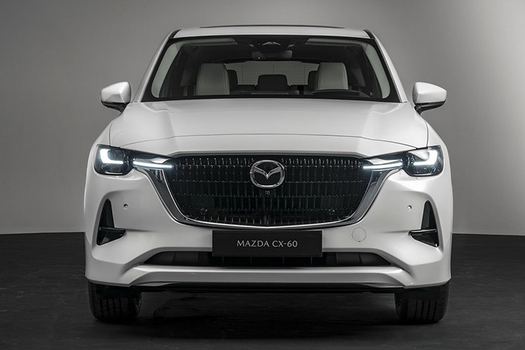 Mazda CX-60 2022 được đánh giá là rộng rãi so với một chiếc xe Crossover 5 chỗ. Thêm vào đó, mẫu xe mới này cũng đi kèm với hệ thống i-Activ AWD mới để chủ yếu truyền lực tới trục sau. Quan trọng hơn là nó có thêm tuỳ chọn biến thể xăng điện plug-in hybrid (PHEV).