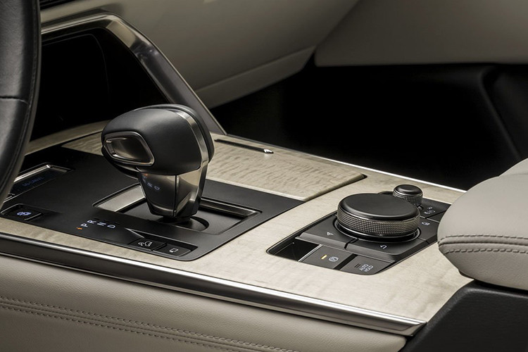 Theo hãng xe Nhật, hệ thống truyền động plug-in hybrid của CX-60 có tổng công suất 322 mã lực và mô-men xoắn 500 Nm. Do đó, đây chính là mẫu xe đường phố mạnh mẽ nhất mà Mazda từng sản xuất cho đến nay. Được biết, động cơ của mẫu Crossover sẽ đi kèm hộp số tự động 8 cấp.