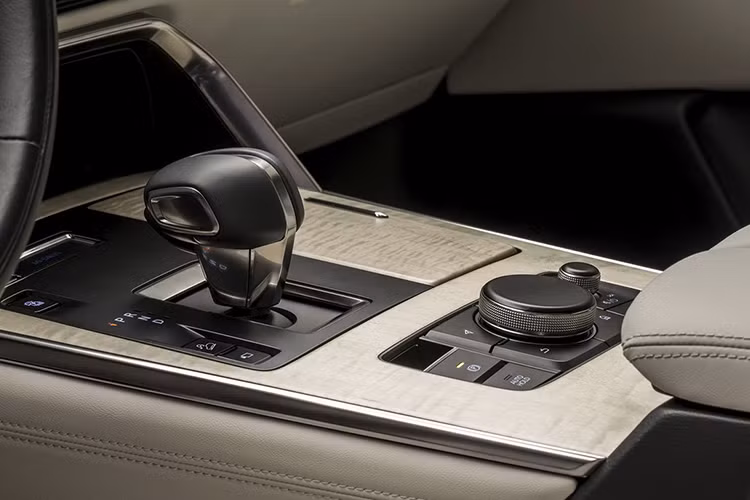 Theo hãng xe Nhật, hệ thống truyền động plug-in hybrid của CX-60 có tổng công suất 322 mã lực và mô-men xoắn 500 Nm. Do đó, đây chính là mẫu xe đường phố mạnh mẽ nhất mà Mazda từng sản xuất cho đến nay. Được biết, động cơ của mẫu Crossover sẽ đi kèm hộp số tự động 8 cấp.