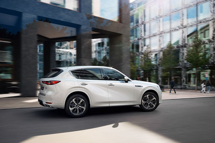 Mazda cũng đầu tư khá nhiều thời gian cho hệ thống giảm xóc của CX-60. Hệ thống treo phía trước của CX-60 sử dụng loại tay đòn kép và phía sau thiết lập dạng đa liên kết. Mazda cho biết hệ thống treo “cho phép người lái xe trải nghiệm chuyển động êm ái của xe bất kể tình huống lái xe nào.”