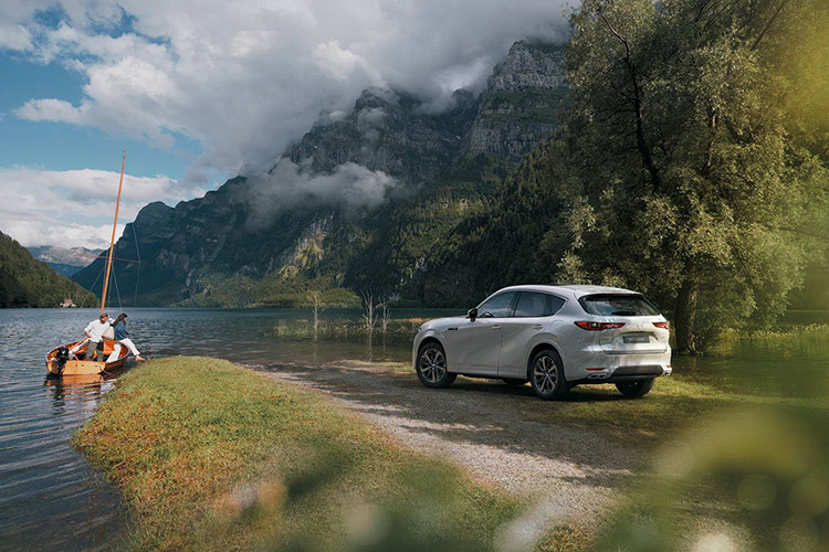 Mặc dù thoạt nhìn trông có vẻ giống phiên bản sửa đổi của CX-5 nhưng Mazda CX-60 hoàn toàn mới sẽ được trang bị nền tảng dẫn động cầu sau mới có tên là SkyActiv Multi Solution Scalable Architecture. Điều này giúp xe đạt kích thước tổng thể lần lượt là 4.745 x 1.890 x 1.680 mm, chiều dài cơ sở 2.870 mm.