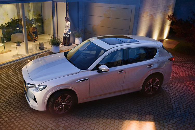 Các tính năng an toàn cao cấp của Mazda CX-60 hoàn toàn mới vẫn kế thừa toàn bộ những gì đã có trên những mẫu xe Crossover đang được bán hiện tại. giá xe Mazda CX-60 2022 xe sẽ dao động từ 57.900 - 63.330 USD. Xe dự định đến châu Âu vào cuối năm nay.