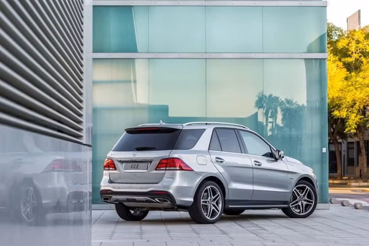 Bên cạnh hộp số mới các phiên bản của mẫu xe Mercedes-Benz GLE 400/GLE 400 Exclusive đạt được mô-men xoắn tối đa ngay từ khi vừa lên nhẹ ga (1.600 rpm) nhưng xe vẫn rất êm ái, tĩnh lặng.