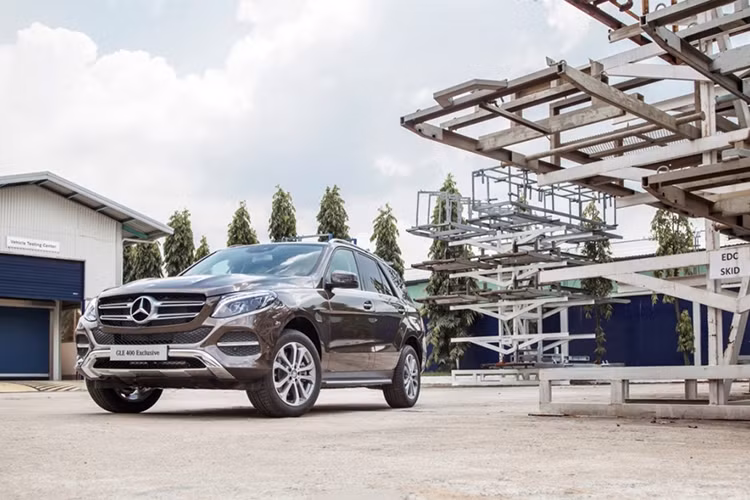 Hiện nay, các phiên bản GLE phân phối tại Việt Nam được nhập khẩu trực tiếp từ nhà máy Mercedes-Benz tại Alabama, Mỹ. Với hộp số 9G-TRONIC mới, giá bán của GLE vẫn không thay đổi. GLE 400 và GLE 400 Exclusive có giá lần lượt là 3,599 và 3,899 tỷ đồng (đã bao gồm VAT).