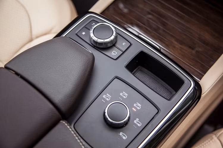 Ngoài ra, với việc được trang bị hộp số mới, sự hao hụt lực kéo giữa các bước số trên xe gần như bị triệt tiêu với 9 cấp số khác nhau, do đó 9G-TRONIC giúp GLE cắt giảm 6,5 % lượng nhiên liệu tiêu thụ