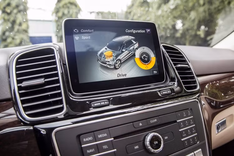 Tại thị trường Việt Nam, mẫu xe SUV Mercedes-Benz GLE còn được trang bị nhiều tính năng đáng giá như hệ thống hỗ trợ phòng ngừa va chạm COLLISION PREVENTION ASSIST PLUS (CPA Plus), giúp người lái ngăn chặn hoàn toàn hoặc giảm thiểu hệ quả của việc va chạm với xe phía trước nhờ vào chức năng hỗ trợ tự động giảm tốc.