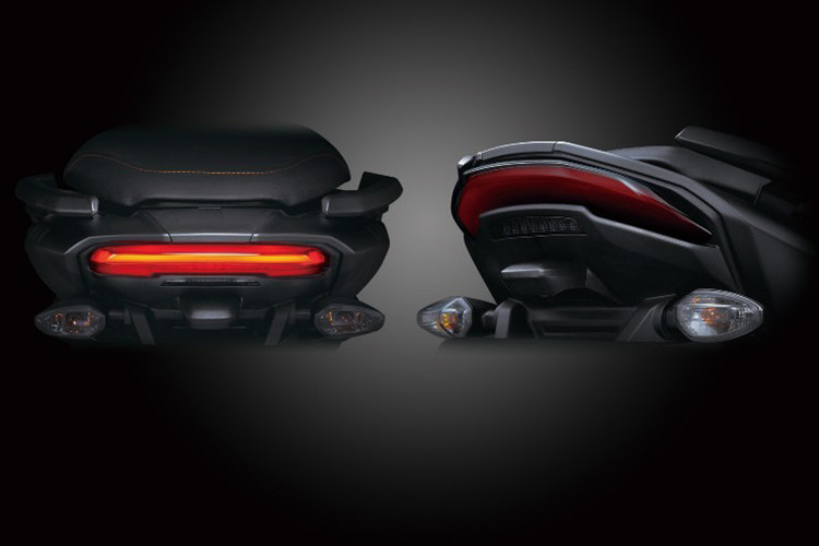 Mặc dù không được trang bị chìa khóa thông minh smartkey, nhưng ngay bên cạnh đó có cổng sạc USB tiện dụng cho nhu cầu sạc điện thoại của người dùng. Ngoài ra, xe cũng sở hữu cốp chứa đồ khá rộng rãi được đặt phía dưới yên xe.