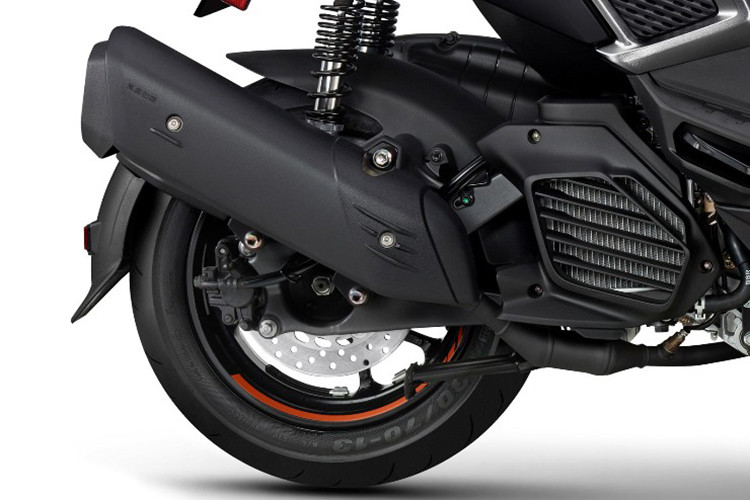 Ngoài ra, kích thước tổng thể dài x rộng x cao của Yamaha Force 2024 vẫn lần lượt là 1920 x 760 x 1120 (mm), chiều dài cơ sở là 1340 mm, trọng lượng 130kg và dung tích bình xăng 6,1 lít.