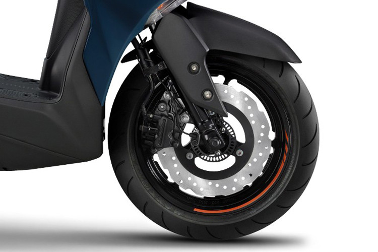 Các trang bị trên xe cũng khá ấn tượng với giảm xóc trước ống lồng, phía sau là giảm xóc lò xo đôi. Xe cũng được trang bị phanh đĩa cho cả bánh trước và sau, có ABS cùng hệ thống kiểm soát lực kéo đem tới khả năng vận hành an toàn hơn cho người sử dụng.