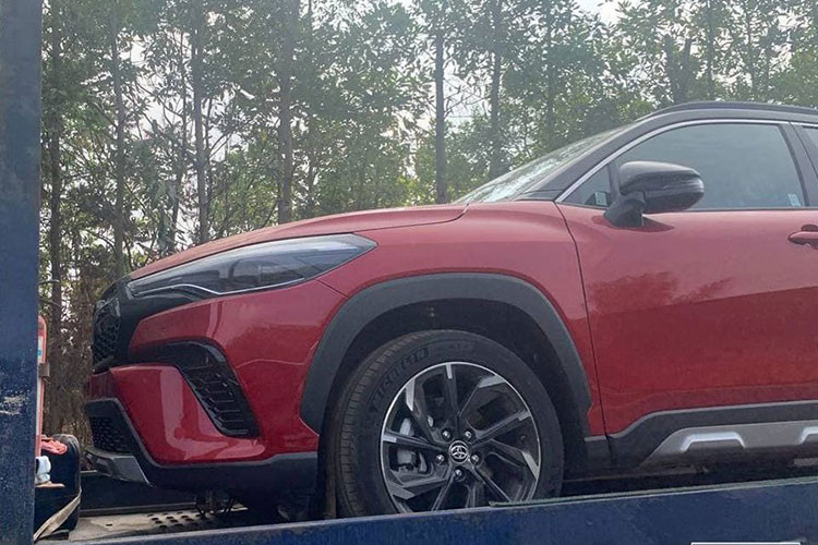 Mới đây,một số người yêu xe đã bắt gặp chiếc Toyota Corolla Cross GR-Sport 2022 mới đang trên đường vận chuyển trên xe chuyên dụng. Phiên bản thể thao của mẫu SUV đô thị đến từ Nhật Bản sẽ là lựa chọn mới hướng đến người trẻ tuổi.