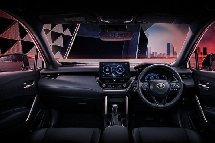 Xung quang lưới tản nhiệt của Toyota Corolla Cross GR-Sport 2022 là nẹp màu đen dày dặn, cụm đèn pha tương tự phiên bản thường với công nghệ LED. Cản trước của xe cũng được tạo hình mới mẻ và nam tính hơn với khi sử dụng 2 tông màu, đèn sương mù hình elip.