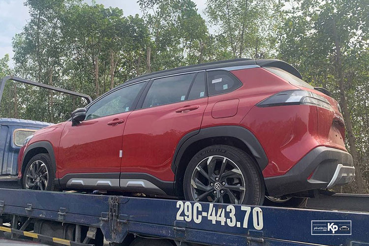 Mẫu xe SUV Toyota Corolla Cross GR-Sport lần đầu ra mắt tại Đài Loan và sau đó là Thái Lan và Việt Nam sẽ là điểm đến tiếp theo của mẫu SUV này. Chiếc Toyota Corolla Cross GR Sport 2022 được bắt gặp trên đường với màu đỏ và có thiết kế tương tự thị trường Đài Loan và Thái Lan.