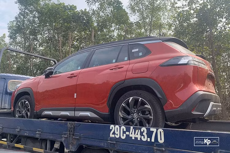 Mẫu xe SUV Toyota Corolla Cross GR-Sport lần đầu ra mắt tại Đài Loan và sau đó là Thái Lan và Việt Nam sẽ là điểm đến tiếp theo của mẫu SUV này. Chiếc Toyota Corolla Cross GR Sport 2022 được bắt gặp trên đường với màu đỏ và có thiết kế tương tự thị trường Đài Loan và Thái Lan.