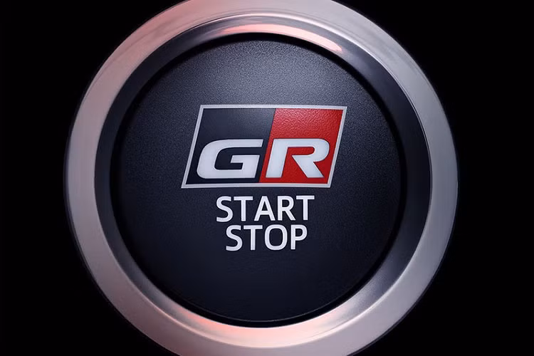 Nếu giống Toyota Corolla Cross GR Sport 2022 ở Thái Lan thì phiên bản thể thao này sẽ có nội thất với nhiều cải tiến. Theo đó, mẫu xe ôtô mới Toyota Corolla Cross GR Sport 2022 sử dụng ghế bọc da màu đen, tựa đầu có logo "GR Sport" và xuất hiện ở nút khởi động, cụm đồng hồ thông tin, màn hình giải trí.