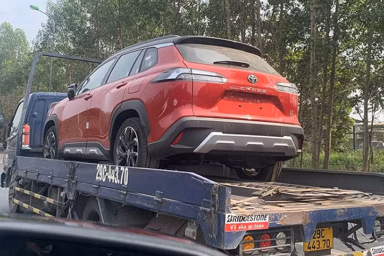 Với phiên bản thường đang bán ở Việt Nam, phiên bản thể thao Toyota Corolla Cross GR Sport 2022 sở hữu nhiều chi tiết khác biệt với bộ bodykit mới như lưới tản nhiệt sơn đen với họa tiết tổ ong mới.