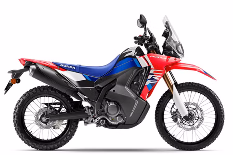 Cả hai mẫu xe sẽ có thêm phiên bản mang ký hiệu “S”, được thiết kế đặc biệt cho việc sử dụng off-road, với khoảng sáng gầm lớn hơn, hành trình giảm xóc trước và sau dài hơn, và chiều cao yên cao hơn so với phiên bản tiêu chuẩn.