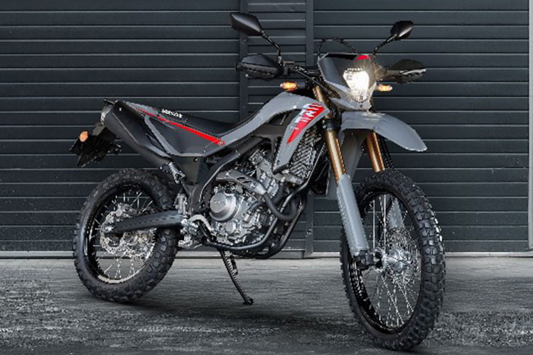 Với Honda CRF250L và CRF250 Rally 2025 mới, xe không có thay đổi nhiều về mặt ngoại hình so với phên bản 2024, tuy nhiên xe được cải tiến khá nhiều về mặt hiệu suất vận hành. Trước tiên là sự cải tiến trong hệ thống làm mát động cơ với việc thay đổi lưới tản nhiệt và vỏ bên hông giúp bảo vệ người lái khỏi nhiệt độ cao từ động cơ.