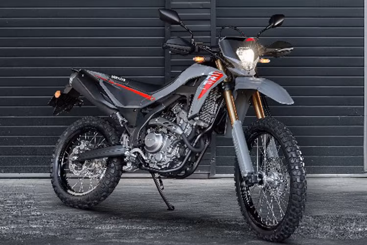 Với Honda CRF250L và CRF250 Rally 2025 mới, xe không có thay đổi nhiều về mặt ngoại hình so với phên bản 2024, tuy nhiên xe được cải tiến khá nhiều về mặt hiệu suất vận hành. Trước tiên là sự cải tiến trong hệ thống làm mát động cơ với việc thay đổi lưới tản nhiệt và vỏ bên hông giúp bảo vệ người lái khỏi nhiệt độ cao từ động cơ.