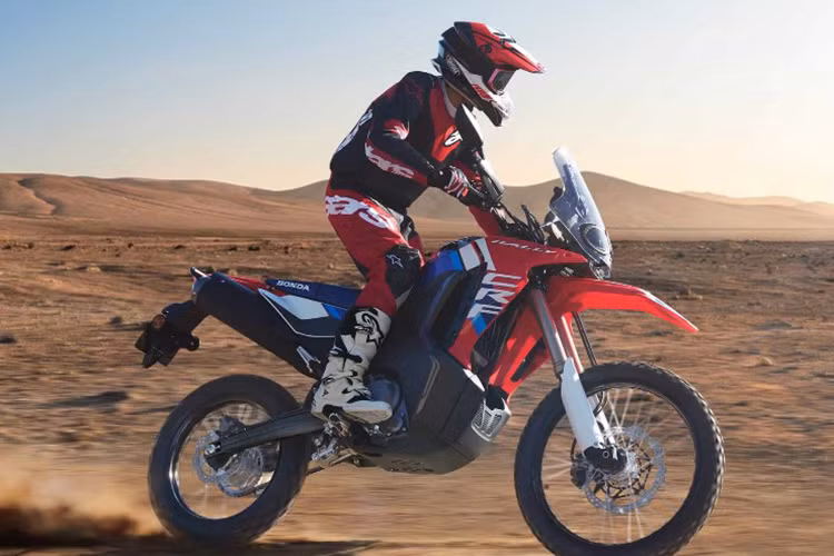 Mức giá xe Honda CRF250L 2025 phiên bản tiêu chuẩn sẽ bán ra bao gồm thuế là 649.000 yên (khoảng 112 triệu đồng). Mẫu CRF250 Rally sẽ có giá 792.000 yên (khoảng 136 triệu đồng). Phiên bản “S” sẽ có giá tương đương với phiên bản tiêu chuẩn, và sẽ được bán chính thức tại Nhật Bản từ ngày 20/3/2025 này.