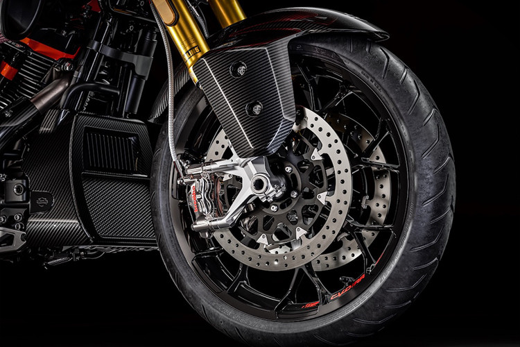 Ngoài ra còn có pô Akrapovic full titan mà vẫn tuân thủ mọi quy định khí thải/tiếng ồn tại 50 tiểu bang Mỹ. Lượng công suất và mô-men xoắn khổng lồ sau đó được truyền qua hộp số Screamin' Eagle Racing King 6 cấp hoàn toàn mới được lấy từ xe máy của đội đua.