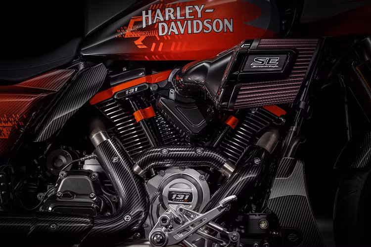 Ngoài ra, hệ thống treo của siêu môtô Harley-Davidson CVO Road Glide RR cũng khiến nhiều chiếc siêu naked bike hay superbike phải xấu hổ. Ohlins ở phía sau và phía trước, cả hai đều có thể điều chỉnh hoàn toàn.