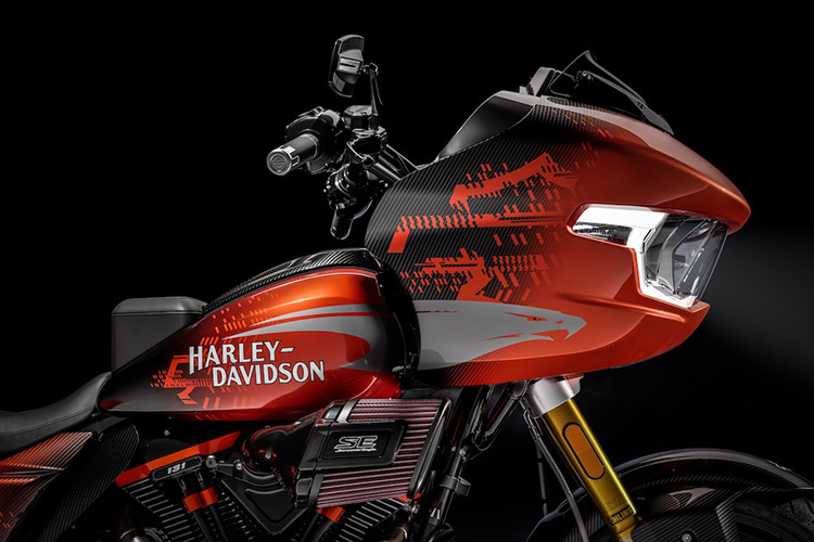 Chuyển đổi phân khối, con số đó tương đương 2.147cc. Và tất cả dung tích đó cộng lại thành 153 mã lực @5.750rpm và mô-men xoắn lên tới 204Nm. Điều đó có nghĩa đây là động cơ Harley-Davidson được trang bị trên xe thương mại mạnh mẽ nhất từng được xuất xưởng.