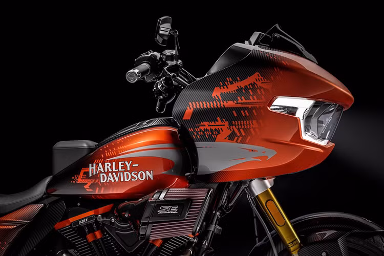 Chuyển đổi phân khối, con số đó tương đương 2.147cc. Và tất cả dung tích đó cộng lại thành 153 mã lực @5.750rpm và mô-men xoắn lên tới 204Nm. Điều đó có nghĩa đây là động cơ Harley-Davidson được trang bị trên xe thương mại mạnh mẽ nhất từng được xuất xưởng.