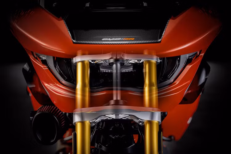 Xe có trục cam mới, culass làm mát bằng chất lỏng, buồng đốt và họng hút/xả được gia công hoàn toàn bằng CNC, cổ hút lấy cảm hứng từ xe đua và họng ga đường kính 68mm với ống nạp bằng nhôm phù hợp, nhiều chi tiết nhôm CNC và nhông nhỏ hơn để tăng tốc tốt hơn khi xuất phát.