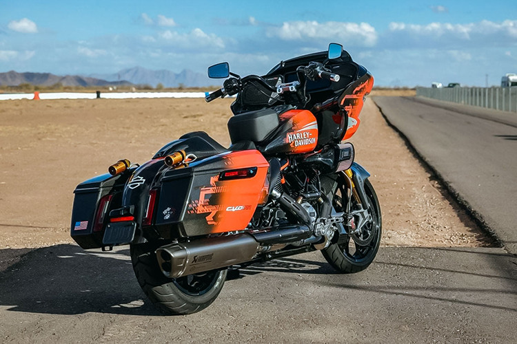 Xe môtô Harley-Davidson CVO Road Glide RR được trang bị động cơ V-Twin Screamin' Eagle 131 inch khối. Là một hãng mô tô Mỹ, Harley thích liệt kê dung tích xi-lanh bằng inch khối giống xe cơ bắp.