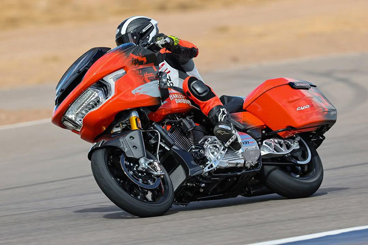 Sẽ chỉ có 131 chiếc CVO Road Glide RR được sản xuất. Mức giá xe Harley-Davidson Road Glide CVO RR 2025 tại thị trường Mỹ là 110.000 USD (tương đương hơn 2,8 tỷ đồng), khiến nó trở thành chiếc xe môtô sản xuất hàng loạt đắt nhất trong lịch sử hãng. 