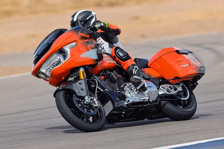 Sẽ chỉ có 131 chiếc CVO Road Glide RR được sản xuất. Mức giá xe Harley-Davidson Road Glide CVO RR 2025 tại thị trường Mỹ là 110.000 USD (tương đương hơn 2,8 tỷ đồng), khiến nó trở thành chiếc xe môtô sản xuất hàng loạt đắt nhất trong lịch sử hãng. 