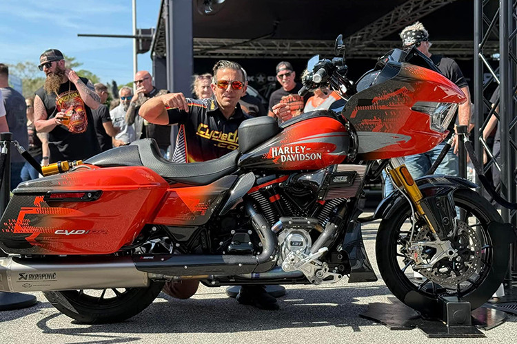 Nói tóm lại, CVO Road Glide RR là chiếc xe đua KotB của Harley-Davidson, nhưng với các trang bị hợp pháp và tiện nghi của CVO Road Glide thường. Bản thân mỗi chiếc CVO Road Glide đã đắt đỏ bậc nhất trong thế giới 2 bánh (nếu không tính tới những mẫu xe độc bản hoặc số lượng siêu giới hạn).