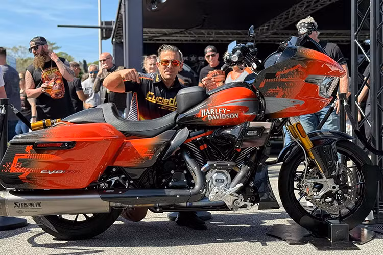 Nói tóm lại, CVO Road Glide RR là chiếc xe đua KotB của Harley-Davidson, nhưng với các trang bị hợp pháp và tiện nghi của CVO Road Glide thường. Bản thân mỗi chiếc CVO Road Glide đã đắt đỏ bậc nhất trong thế giới 2 bánh (nếu không tính tới những mẫu xe độc bản hoặc số lượng siêu giới hạn).