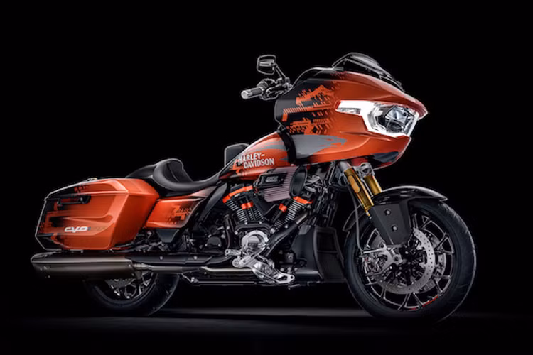 Sự khác biệt thực sự duy nhất giữa CVO RR và xe đua King of the Baggers là nó vẫn có gác chân hướng về phía trước, đèn và ống xả hợp pháp trên đường, và hệ thống âm thanh nổi tuyệt vời từ Rockford Fosgate. Nó cũng ngắn hơn một chút so với xe đua, mặc dù vẫn cao hơn 5cm so với CVO Road Glide tiêu chuẩn và có góc nghiêng là 36 độ sang phải, trong khi 35 độ sang trái. 