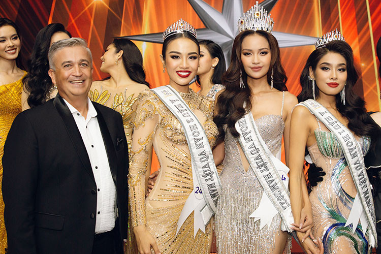 Chia sẻ về kỳ vọng trong lần đồng hành này, ông Bradley Kelly cho biết: “Mercedes-Benz luôn có niềm tin rằng bên trong mỗi người phụ nữ đều tồn tại những tiềm năng to lớn để tạo nên những điều tuyệt vời nhất. Đồng hành cùng Miss Universe trong nhiều năm qua, chúng tôi luôn mong muốn được góp phần truyền cảm hứng cho những người phụ nữ Việt Nam, hỗ trợ họ trên chặng hành trình lan tỏa giá trị tích cực cho cộng đồng". 