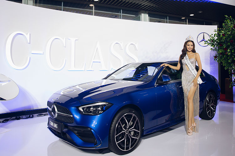 Về mẫu xe sedan hạng sang Mercedes-Benz C-Class 2022 thế hệ mới, xe được phát triển với khung gầm mới và chiều dài cơ sở tăng thêm 25,4 mm so với trước. Chiều dài tổng thể tăng 63,5 mm và chiều rộng tăng 10 mm. Theo công bố của hãng, không gian hàng ghế sau cũng rộng rãi hơn, khoảng để chân tăng thêm 20 mm, trần xe tăng thêm 15 mm.