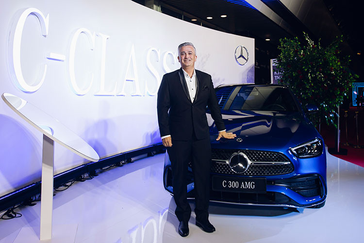 Nội thất của C-Class 2022 mới thay đổi hoàn toàn so với thế hệ trước. Điểm nổi bật nhất là màn hình 11,9 inch đặt dọc ở trung tâm, giống như mẫu S-Class mới. Màn hình 12,3 inch phía sau vô lăng được tách rời. Vô lăng cũng có thiết kế mới. Phiên bản AMG Line sử dụng vô lăng 3 chấu thể thao tương tự như E300 AMG hiện tại.