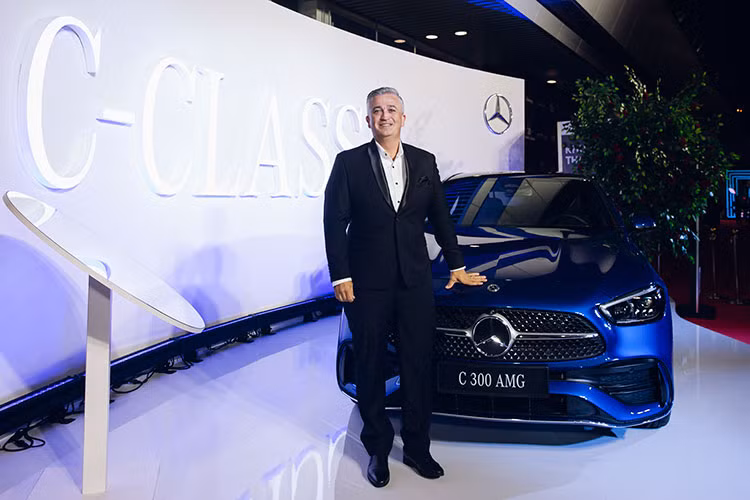 Nội thất của C-Class 2022 mới thay đổi hoàn toàn so với thế hệ trước. Điểm nổi bật nhất là màn hình 11,9 inch đặt dọc ở trung tâm, giống như mẫu S-Class mới. Màn hình 12,3 inch phía sau vô lăng được tách rời. Vô lăng cũng có thiết kế mới. Phiên bản AMG Line sử dụng vô lăng 3 chấu thể thao tương tự như E300 AMG hiện tại.