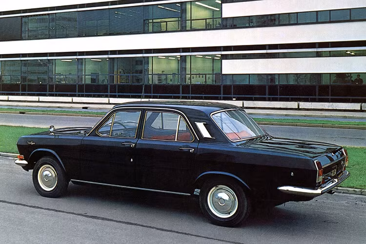 Được cho là thuộc dạng "hàng hiếm" trên thị trường Việt Nam hiện nay. Nếu bất chợt một lúc nào đó, bạn đi ngoài đường thấy một chiếc Volga M-24 lầm lũi chạy tuy không tiện nghi nhưng có lẽ chủ nhân của nó phải là người rất yêu Volga và có rất nhiều kỷ niệm với nó.