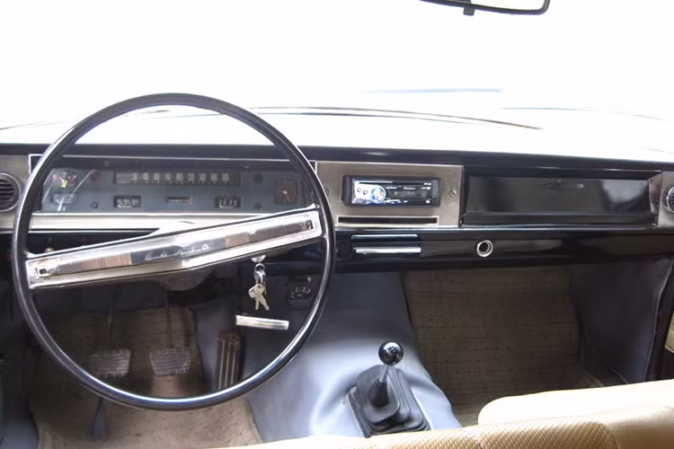 Không có nhiều tiện nghi như các dòng xe khác nhưng Volga vẫn đem lại sự thoải mái cho người sử dụng bởi khoảng không khá rộng bên trong xe. Các thiết bị tiện nghi không nhiều, nhưng lại là quá đủ vào thời điểm đó.