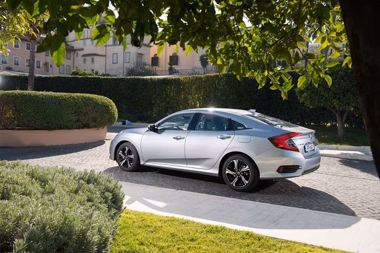 Riêng bản Touring của Honda Civic nâng cấp 2019 tại thị trường Mỹ sẽ được bổ sung cụm đèn pha LED với thiết kế mới, mang tới luồng sáng rộng hơn và dài hơn, cùng bộ vành hợp kim 18 inch đồ sộ hơn. 