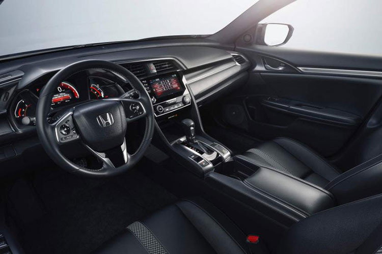 Bên trong Honda Civic 2019, người lái được chào đón bằng một số chi tiết mới như hệ thống thông tin giải trí Display Audio nâng cấp, trang bị tiêu chuẩn từ bản Sport trở lên. Núm xoay chỉnh âm lượng, các nút bấm cơ học dành cho những chức năng chính và hệ thống kết nối Bluetooth cải tiến cũng có trên Honda Civic mới.