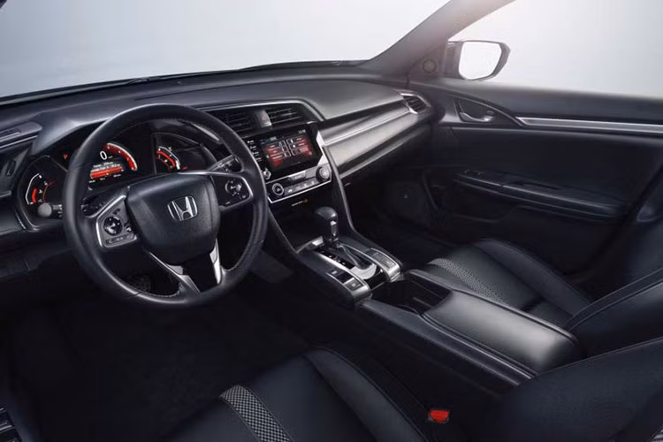 Bên trong Honda Civic 2019, người lái được chào đón bằng một số chi tiết mới như hệ thống thông tin giải trí Display Audio nâng cấp, trang bị tiêu chuẩn từ bản Sport trở lên. Núm xoay chỉnh âm lượng, các nút bấm cơ học dành cho những chức năng chính và hệ thống kết nối Bluetooth cải tiến cũng có trên Honda Civic mới.