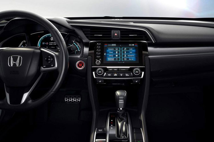 Toàn bộ dòng Honda Civic 2019 tại thị trường Mỹ đều được bổ sung vô lăng tái thiết kế và cụm điều khiển trung tâm tích hợp giá đựng cốc cỡ lớn hơn. Ngay cả những chi tiết ốp trang trí trên mặt táp-lô cũng được nâng cấp thành màu xám nòng súng ở bản LX, EX Coupe, màu kim loại ở bản EX, EX-L, Touring (cấu hình sedan), Touring (cấu hình coupe) và dập nổi ở bản Sport mới.