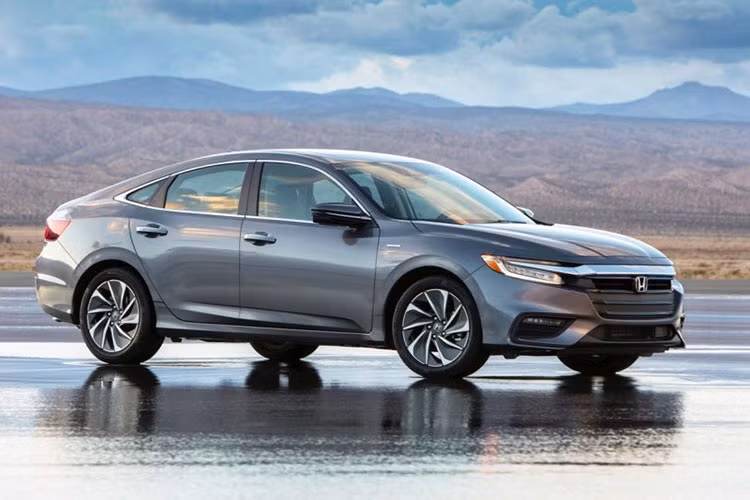 Honda Civic 2019 sở hữu phần đầu xe mới với vỏ đèn pha màu khói và chi tiết hình đôi cánh màu đen bóng trên lưới tản nhiệt thay vì mạ crôm như trước. Khu vực bên dưới lưới tản nhiệt cũng được thay đổi, không còn được chia làm 3 phần như cũ mà hợp lại thành 1 khối, cộng thêm những điểm nhấn mạ crôm mới ở cản trước và bộ chẻ khí trước mới.
