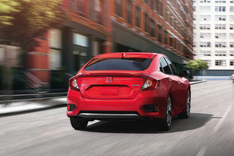 Tại thị trường Mỹ, Honda Civic LX và Sport 2019 sẽ sử dụng động cơ xăng 4 xi-lanh, hút khí tự nhiên, dung tích 2.0 lít, sản sinh công suất tối đa 158 mã lực và mô-men xoắn cực đại 187 Nm. Sức mạnh được truyền tới bánh thông qua hộp số sàn 6 cấp hoặc CVT. Bản EX, EX-L và Touring CVT 2019 đều dùng động cơ xăng 4 xi-lanh, tăng áp, dung tích 1,5 lít với công suất tối đa 174 mã lực và mô-men xoắn cực đại 219 Nm.