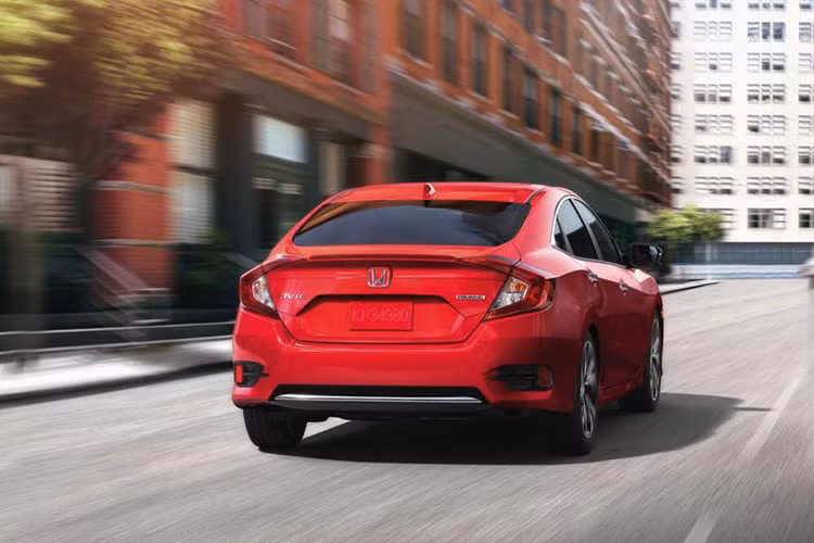 Tại thị trường Mỹ, Honda Civic LX và Sport 2019 sẽ sử dụng động cơ xăng 4 xi-lanh, hút khí tự nhiên, dung tích 2.0 lít, sản sinh công suất tối đa 158 mã lực và mô-men xoắn cực đại 187 Nm. Sức mạnh được truyền tới bánh thông qua hộp số sàn 6 cấp hoặc CVT. Bản EX, EX-L và Touring CVT 2019 đều dùng động cơ xăng 4 xi-lanh, tăng áp, dung tích 1,5 lít với công suất tối đa 174 mã lực và mô-men xoắn cực đại 219 Nm.