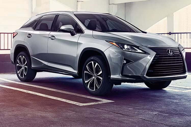 Lexus RX là mẫu SUV hạng sang sở hữu phong cách thiết kế ngoại thất đi trước thời đại và được trang bị nhiều công nghệ an toàn. Động cơ V6, dung tích 3,5 lít cùng với hộp số tự động 8 cấp giúp Lexus RX vừa mạnh mẽ vừa tiêu tốn không quá nhiều nhiên liệu, chỉ khoảng 10,7 lít/100 km. Tương tự Toyota RAV4, Lexus RX cũng có phiên bản hybrid vốn chỉ tiêu thụ lượng xăng trung bình 8,11 lít/100 km.